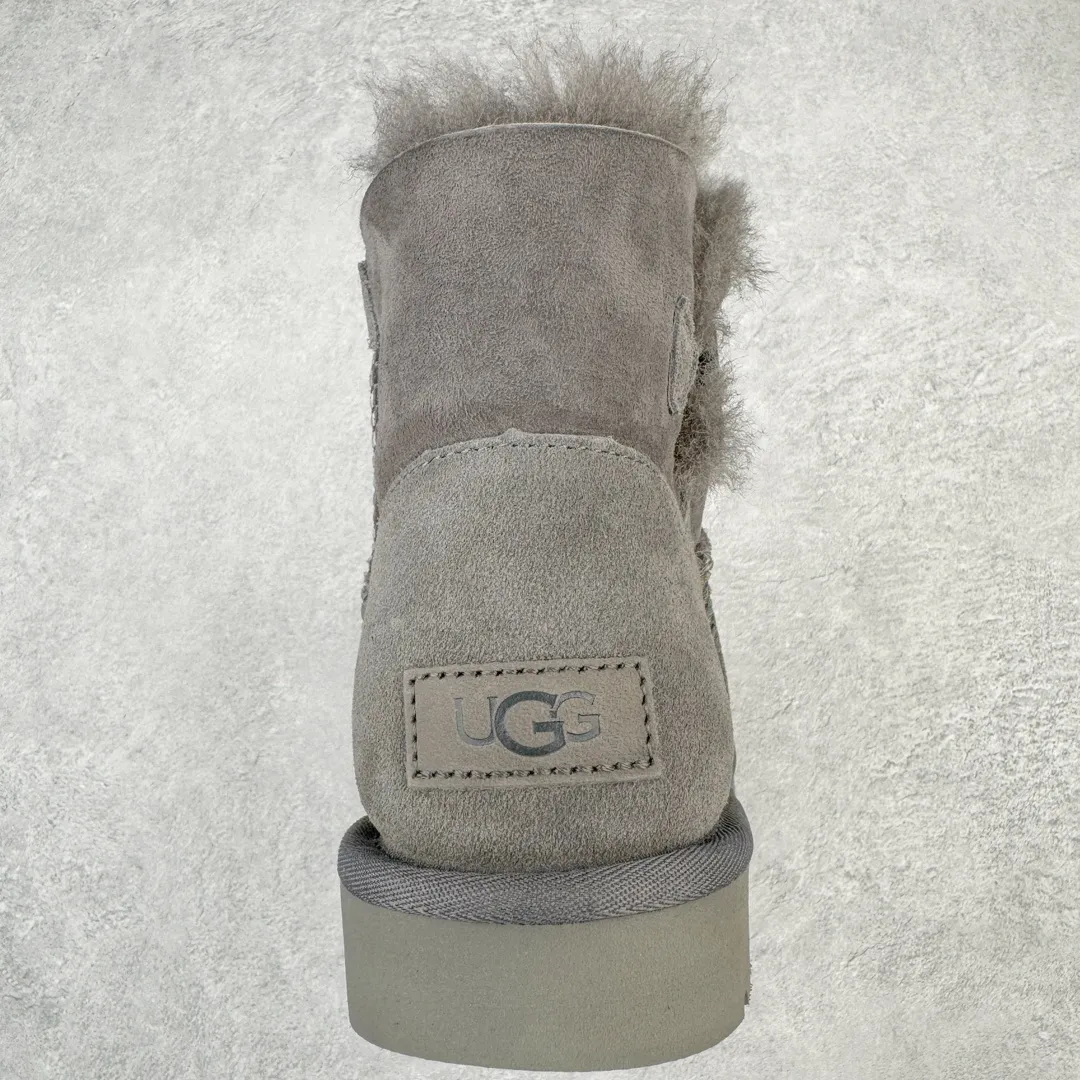 Pick up locally💰520 UGG 6422 Classic wooden buckle autumn and winter sheep fur integrated snow boots. All shoes are made from the same factory as ZP. Longfeng A-grade Australian imported sheep fur integrated women's boots. Brand OEM production line. Fully follow the ZP process. OEM original pattern maker. Adhering to the principle of no original shoes and no development selection. Pay attention to every detail. The most authentic version on the market. TREADLITE "Light Wing" technology outsole. Lightweight/durable/flexible/pile size: 35 36 37 38 39 40 Coding: by2936090